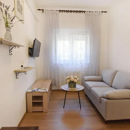 Апартаменты Schoene In Mit Kleiner Terrasse Умаг