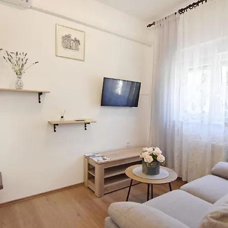 Апартаменты Schoene In Mit Kleiner Terrasse Умаг