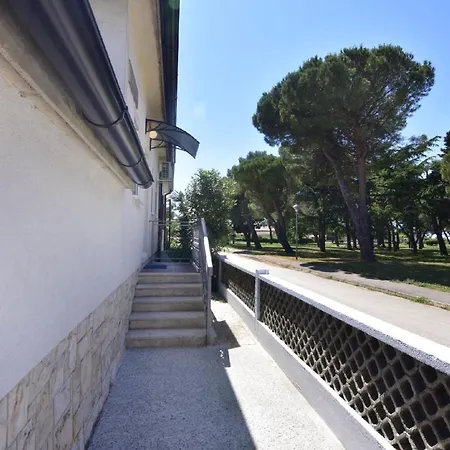 Апартаменты Schoene In Mit Kleiner Terrasse Умаг