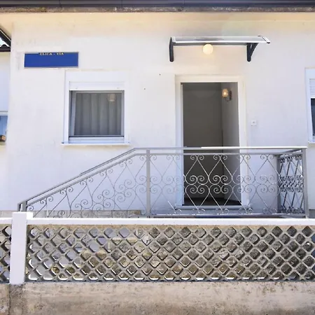 Daire Schoene In Mit Kleiner Terrasse Umag